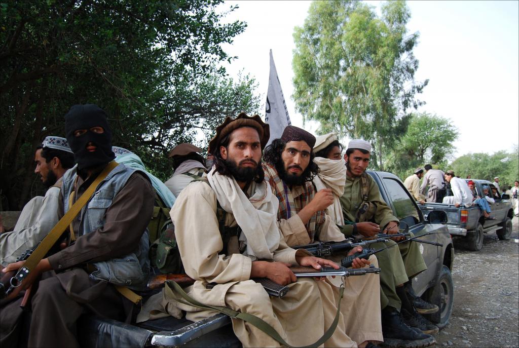 Hundreds Of Pro-Kabul Soldiers, Policemen & Employees Switch Sides To The Taliban In Helmand