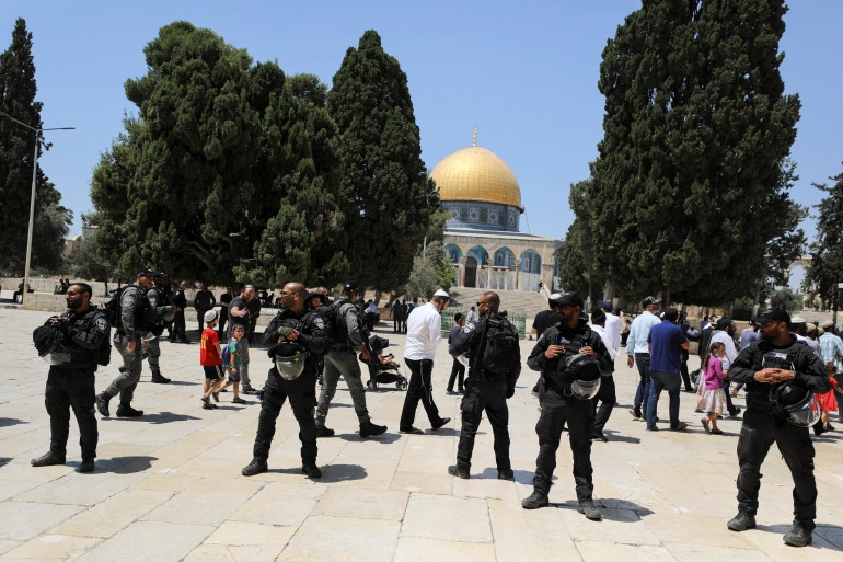 Israeli Police Clears Palestinian Worshippers So Israeli Tourists Can Visit Mosque