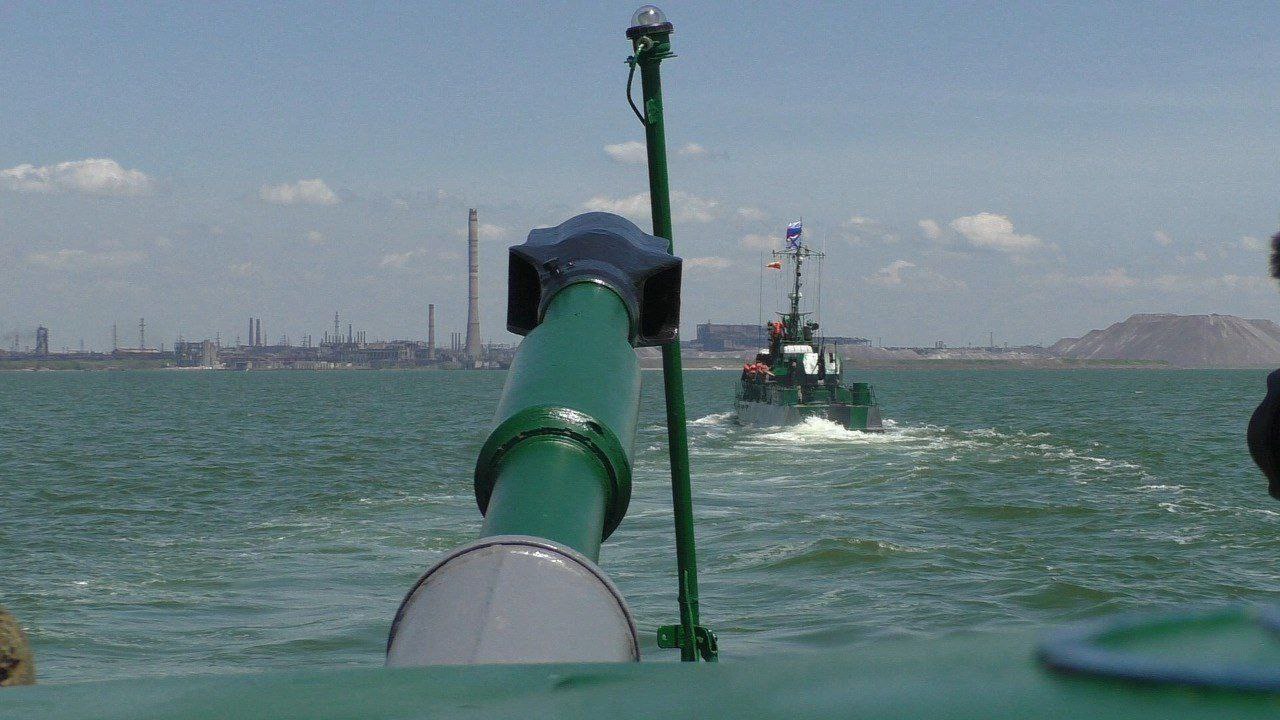 Russian Artillery Boats Spotted On Patrol Near Mariupol Port (Photos)