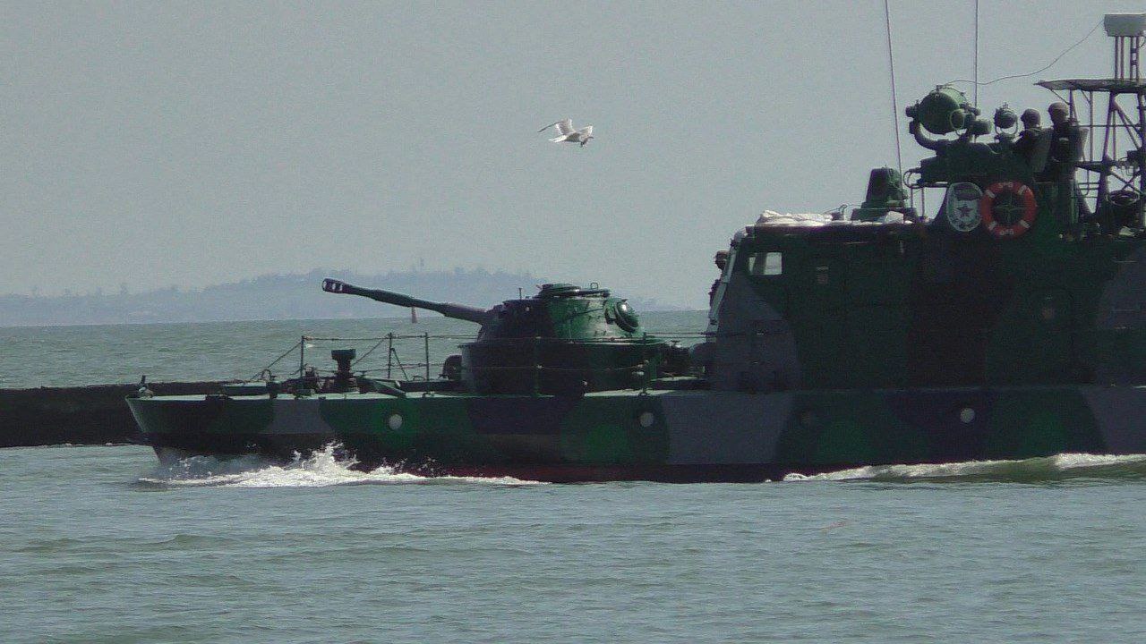 Russian Artillery Boats Spotted On Patrol Near Mariupol Port (Photos)