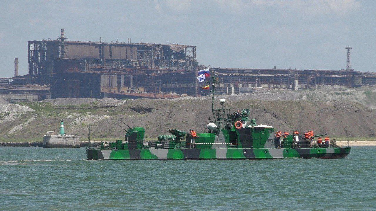 Russian Artillery Boats Spotted On Patrol Near Mariupol Port (Photos)