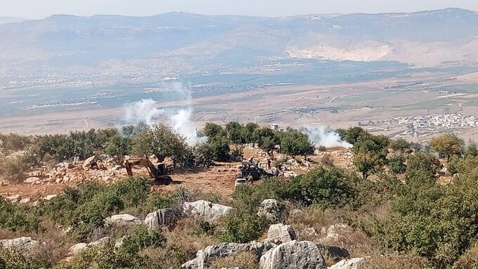 Lebanese, Israeli Troops Fire Tear Gas Along Separation Line (Video)