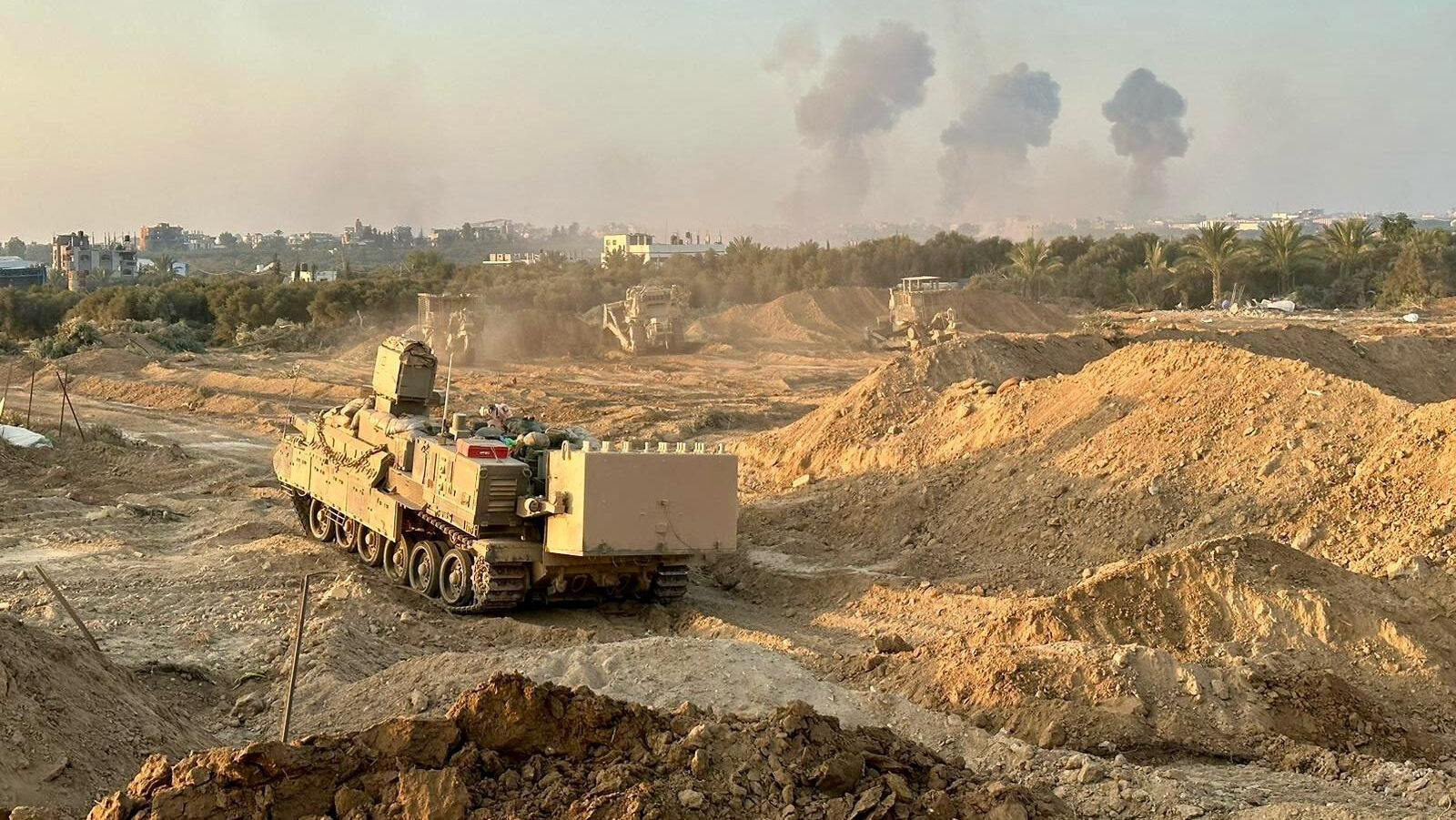 Israeli Army Encircles Gaza City (Videos)