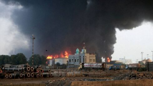 Israeli Warships Attack Yemeni Port, Houthis Hit Back Fast (Video)